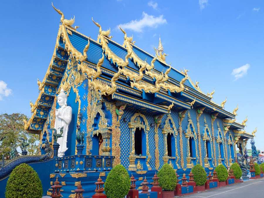 El Templo Azul, Wat Rong Suea Ten, con sus tejados dorados, en Chiang Rai