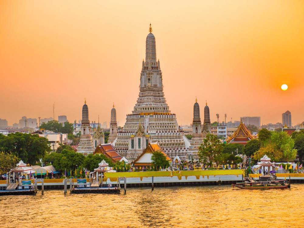 Wat Arun, el Templo del Amanecer, a orillas del río Chao Phraya en Bangkok