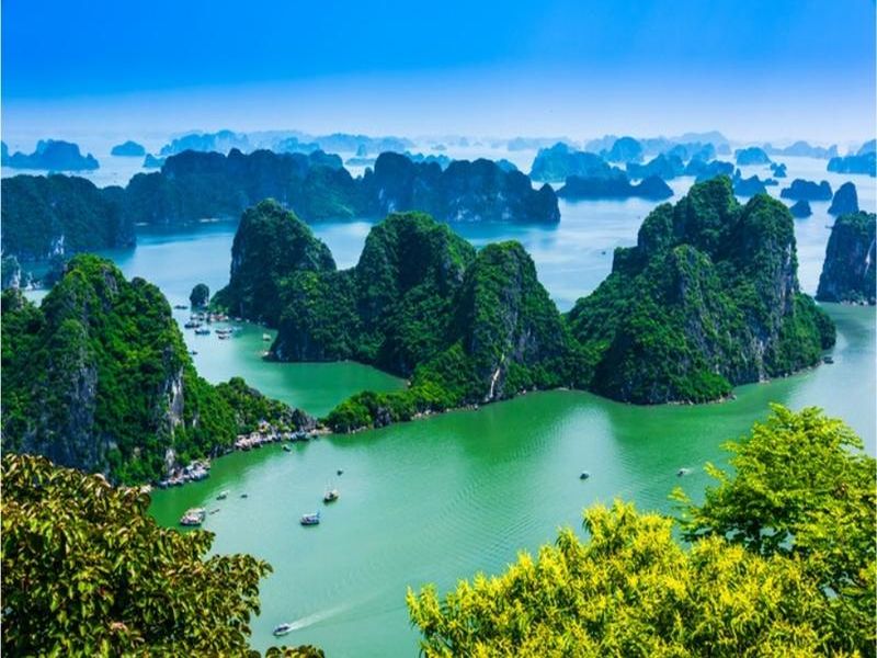 Bahía de Halong con sus islotes de roca caliza (Vietnam)