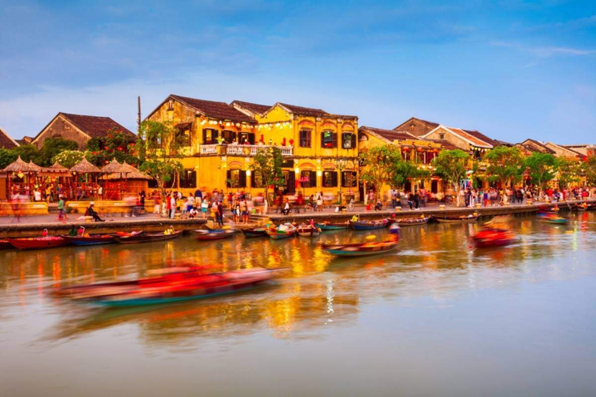 Ciudad antigua de Hoi An frente al río (Vietnam) · Vietnam al completo: De sur a norte