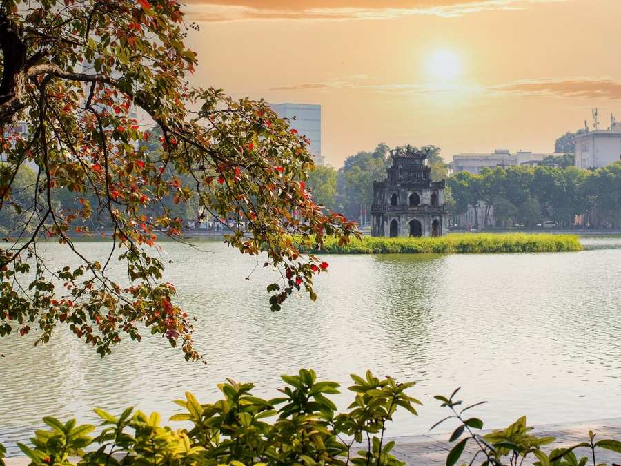 El lago Hoan Kiem y la Torre de la Tortuga en Hanoi al atardecer